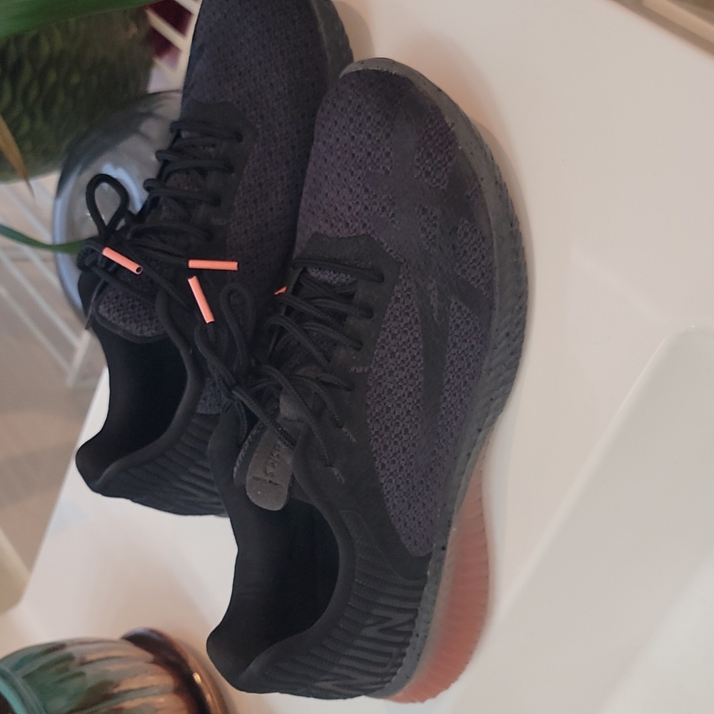 Womens asics size 8.5 gel kenun